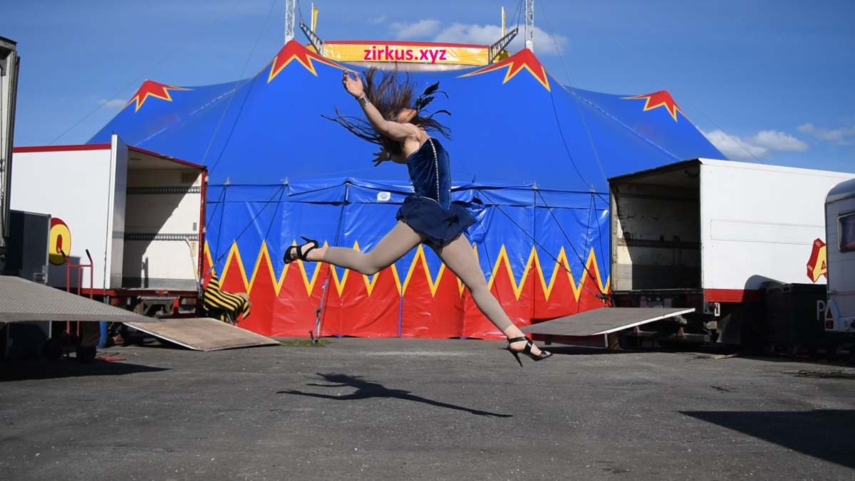 zirkuszelt-mit-jumping-artist